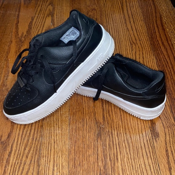 black nike platform sneakers